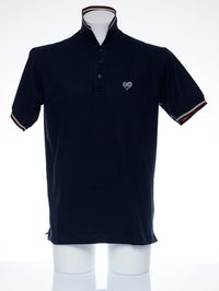 Polo classica da Uomo dal design unico. Capo di successo che distingue l'uomo. Indossalo nelle occasioni casual ma anche in occasioni elegance. Vesti le tue emozioni con la tua polo primavera/estate. Polo da Uomo con spacchetti laterali - 3 bottoni in tinta - Finiture in tricolore italiano - Produzione interamente italiana dal filato al prodotto finito. Questo capo presenta il marchio InCORDE ricamato sul lato del cuore. Produzione interamente italiana in 100% cotone 180g/m2. Colori disponibili: