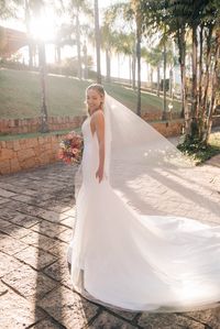 Noiva aposta em vestido minimalista e decor com toque rústico