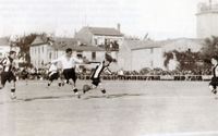 El campo de la Cruz, en el camino Hondo del Grao, sede del Levante F. C., Fue inaugurado el 3 de septiembre de 1922, contendiendo el propietario del terreno y el Valencia F. C., Que ganado por un gol a cero. En la fotografía montes, delantero del Valencia, acosado por Puig, marca el gol para su equipo.