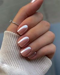 МАНИКЮР | МИНСК | ОБУЧЕНИЕ on Instagram: "Metallic nude 🥹"