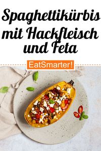 Low Carb und Eiweißreich: Spaghettikürbis mit Hackfleisch und Feta - 645 kcal - schnelles Rezept - einfaches Gericht - So gesund ist das Rezept: 9,7/10 | Eine Rezeptidee von EAT SMARTER | Herbst-Mittagessen, Herbstgemüse, Herbstgerichte, Herbstrezepte, Spezielles, für 2 Personen, Kochen, Fleisch, Rind, Schwein, Gemüse, Kürbisgemüse, Hülsenfrüchte, Zwiebelgemüse, Gewürze, Käse, Kräuter, Mahlzeit, Mittagessen, Abendessen, Menü, Hauptspeise #herbstgemüse #gesunderezepte