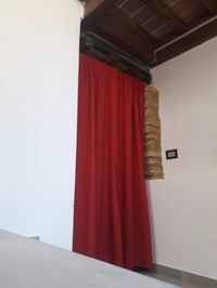 tenda arricciata in tessuto oscurante rosso al posto della porta #ganitende #gani #tende #tendedainterni #tendaggi #curtains #arredamento #interiordesign #madeinitaly