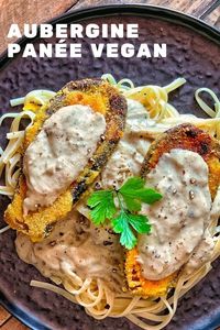 Recette originale et vegan d'aubergine panée avec des linguines et une sauce fromagère végétale