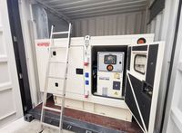 Grupo electrógeno instalado dentro de un contenedor, construido a medida y dividido en dos departamentos. / Generating set installed inside a custom-built container, divided into two departments. / Groupe électrogène installé à l'intérieur d'un conteneur construit sur mesure, divisé en deux départements.