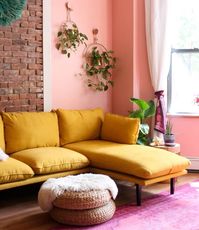 6. Planejar as cores do ambiente é fundamental por isso pense em quais móveis você gostaria de deixar em evidência. Fonte: Tf Diaries #rosaeamarelo #rosaeamarelodecoracao #rosaeamarelopaleta
