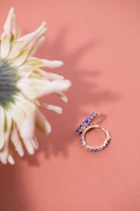 On adore le bleu de ces créoles aux pierres scintillantes.