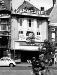 Het Rembrandt theater ( bioscoop) in 1965. Het zou in 1978 afgebroken worden.