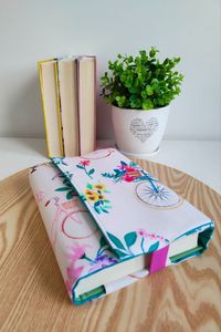 Adjustable A5 format book cover. It's the best gift for book lovers and bookworms who take their books wherever they go! Help keep books in pristine condition. Thanks to the elastic band work as a book cover or a book protector (keeps the cover shut and prevents it from opening in your bag or backpack).