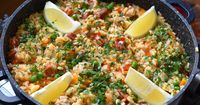 Egyszerű csirkés-kolbászos paella recept képpel. Hozzávalók és az elkészítés részletes leírása. A Egyszerű csirkés-kolbászos paella elkészítési ideje: 50 perc