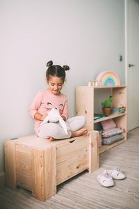 Baúl y estantería de madera de Muebles Lufe