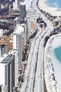 Le côté buildings et le côté du Lac Michigan tout deux séparés par la rout La photographie est disponible en impression haute-qualité. Si celle-ci vous intéresse pour orner les murs de votre intérieur, vous pouvez suivre le lien.