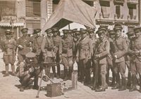 LA HUELGA REVOLUCIONARIA DE 1934: Una compañía del ejército acampada en la gran vía Marqués del Turia, durante la huelga revolucionaria, junto una de las ametralladoras y utilizaron.