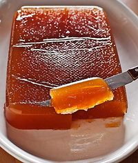 Al igual que el famoso dulce o carne de membrillo, este tipo de gelatina de fruta se puede hacer con otras frutas ricas en pectina, como la manzana. Es el caso del dulce de manzana que os traemos hoy. Para preparar estos dulces que requieren una cocción prolongada con agitación continua, nuestro Thermomix resulta una ayuda inestimable. La pectina es un compuesto presente en las frutas en mayor o menor proporción, que gracias a la acción del azúcar y del ácido del limón gelifica, es decir, las mo