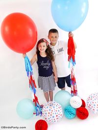 Balloon tassels tutorial. The perfect DIY for 4th of July party photo booths.