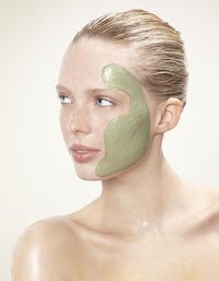 Irrégularités du teint, points noirs, boutons… Les imperfections de votre peau vous agacent ? Une fois par semaine après un gommage minutieux, appliquez ce masque pour l’assainir et retrouver une peau plus nette. Purifiant, antibactérien et apaisant, c’est le remède idéal pour les peaux...
