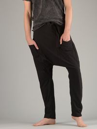 Pantalon baggy coton avec ceinture Arrière de taille élastique Élastique aux chevilles Deux poches avant Deux poches arrière Ceinture Noir Taille : 38-46 | Taille élastique | Modèle : Taille 40 - 1.80 m EU Taille 38-46 Tissu : 100% coton Longueur : 100 cm Instructions de lavage :