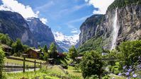 72 Wasserfälle schiessen im Lauterbrunnental über die Kanten von senkrechten und bis zu 400 Meter hohen Felswänden. Das Rauschen des einmaligen Naturschauspiels begleitet den malerischen Weg von Lauterbrunnen nach Stechelberg.
