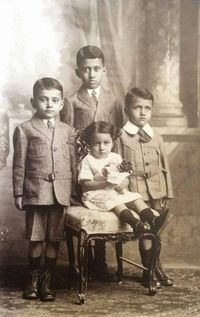 شياكة ووجاهة العيد زمان وأطفال الزمن الجميل.