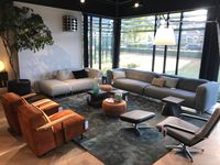 Gelderland elementen bank 6400 design Henk Vos, suede fauteuil 6401 Woody design Bart Vos en draaifauteuil 400 Retro design Jan des Bouvrie. Presentatie bij Wiechers Wonen in Dwingeloo. #gelderlandmeubelen #tijdloosdesign #icoon