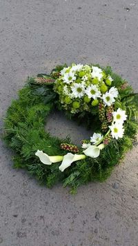 Couronne de sapin avec marguerites et callas