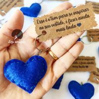 Lembrancinhas para as madrinhas da Kathleen, orientando a cor do vestido 💙 Chaveiros de coração em feltro com tag especial 💙 ✨ Temos diversas cores para sua escolha ✨ Tag's personalizadas com a escrita que você desejar! • Compra: www.lojaworspite.com.br