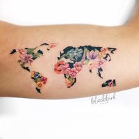 Luiza Oliveira is an painter and tattoo artist based in Brazil. Inspired by the romantic watercolor images with which she works on paper, Louise Oliveira creates light floral tattoos with exquisite colors and subtle lines.