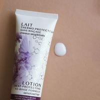 Idéal pour protéger les cheveux abîmés, notre lait thermo-protecteur, enrichi en protéines de soie et en acide hyaluronique, protège la fibre capillaire des agressions du brushing, préserve les cheveux de la casse et sublime le coiffage ✨ A shopper dans nos salons ou sur shop.camillealbane.