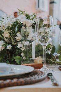 Noiva com batom vermelho em casamento rústico e minimalista no campo