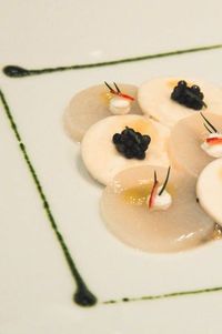 Tartare d’huîtres avec les dernières Saint-Jacques de Trouville, champignons de Paris