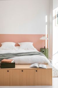 Comment créer une banquette ou bout de lit avec des façades en Chêne de chez Plum Living ? On vous montre ce Ikea Hack super facile qui transforme votre chambre. Du rangement pratique, élégant et simple en utilisant des caissons Metod de chez Ikea. Bedroom banquette, bench for the end of your bed, chic bedroom with end of bed storage.