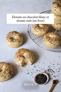 Recette de dodus donuts au chocolat blanc et sésame noir, une recette plus légère cuite au four et surtout super originale 🍩 //////// #recette #donut # chocolatblanc #sesamenoir #sesame #patisserie #foodphotography #photographieculinaire #foodblogger