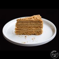 Kdo by nemiloval medovník? Podělím se s vámi o svůj recept, díky kterému si upečete nadýchaný medovník s lahodným krémem.