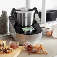 ROBOT DA CUCINA WI-FI 12 FUNZIONI MASTERPRO CARLO CRACCO - RobotiAmo di Masterpro by Carlo Cracco è un concentrato di tecnologia dal design elegante e compatto che rende la tua esperienza in cucina unica. Prepara in autonomia piatti completi come un vero chef. Grazie al sistema Wi-Fi integrato scarichi tante ricette sempre nuove e puoi seguirle passo passo dal display touch screen a colori. 12 funzioni integrate: cuoce, mescola, cucina con cottura lenta e a vapore, impasta, monta, trita...