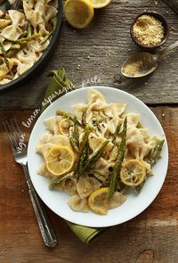 Vegan Lemon Asparagus Pasta! 9 simple ingredients, 30 minutes and SO creamy and delicious! BUTTER and dairy-free! #vegan