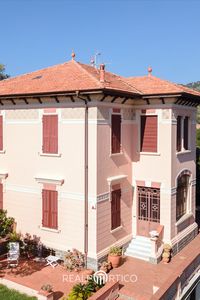 Villa in the prestigious area above Porto Maurizio overlooking the marina.