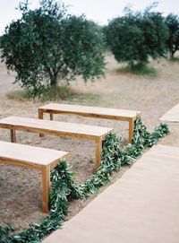 Cérémonie en extérieur / Banc en bois et guirlandes de feuillages