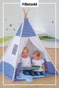 Ein Tipi ist für Kinder ein wahres Paradies: Es ist Versteck, kleine Kuschelecke und Rückzugsmöglichkeit in einem. Mit vielen Decken, Kissen sowie einem gebastelten Himmel aus Sternen sieht es auch noch wunderschön aus und passt prima in die Kuschelecke im Kinderzimmer oder Gruppenraum.