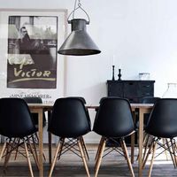 Chaises DSW Eames noires dans un séjour à la déco noire et bois un peu industrielle (mais pas trop !)