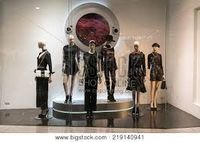 black and white window display – Google-haku