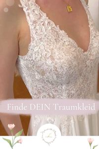 Du bist auf der Suche nach deinem Traumkleid? Bei uns findest du eine Auswahl an sommerlich-romantischen Brautkleidern, die dich auf deiner Sommerhochzeit zum Strahlen bringen. Egal, ob du ein schlichtes Brautkleid für das Standesamt suchst, eine Braut im Vintage-Stil sein möchtest oder einen großen Auftritt wie eine Prinzessin in einer A-Linie planst - bei uns kannst du dein Kleid nach deinen Wünschen mitgestalten: Spitze, Ärmchen, Tüll, Glitzerpünktchen,.. wir finden gemeinsam DEIN Traumkleid.