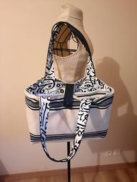 C'était une commande de ma fille qui a besoin d'y ranger ses cours et sa tablette. Le tissu extérieur est un coton très épais disponible dans la boutique dans la catégorie "toiles épaisses 100% coton". Pour la doublure intérieure, j'ai utilisé un très beau tissu d'ameublement calligraphié, disponible dans la catégorie "tissus calligraphiés". Le tuto est en lien.