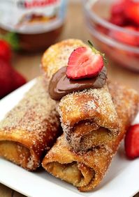 Strawberry and Nutella – I like this combination, especially when they are wrapped in tortilla, fried and covered with sugar and cinnamon. Mmmmm sounds delicious. Strawberries, Nutella, tortillas, sugar, cinnamon and oil are all you need. So, six ingredients, 10 minutes of your time and Easy Strawberry Nutella Chimichanga will be ready. This great dessert will be eaten in a second.