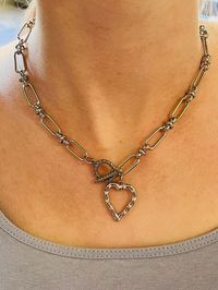 This chain necklace is smashing. Can be worn daily with any kind of outfit. #lovependant #beautifulnecklace #handmadejewelry