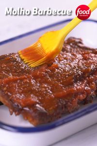 Sabe aquele Molho Barbecue delicioso que comemos em restaurantes? Agora você pode fazer ele no conforto da sua casa com essa receita mega simples! Extrato de tomate é a base dessa maravilha, que ainda leva açúcar mascavo e vinagre de vinho tinto. 🥫😍 Entre no link para ver a receita completa! #EuFicoEmCasa #Receita #ReceitaSalgada