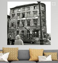 Ehemaliges besetztes Haus im Berliner Scheunenviertel von Silva Wischeropp #print #poster #canvas #photography #BERLIN #Wandbild #Hauptstadt #schwarzweiss #schwarzweiß #Architektur #Reise #Foto #Fotografie #Stadtlandschaft #Stadtansicht #Fassaden #Strassenkunst #Wandbild #Poster #Leinwand