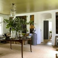 Gerald Bland Decor Country home - antiques white walls - gold painted ceiling