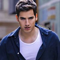 ♛ 𝑪𝒉𝒂𝒓𝒍𝒚 𝑻𝒐𝒘𝒆𝒓𝒔 🔛🍿 on Instagram: “Joaquín Herrera y su mirada😍🍿 • • • @carlos1torres1 #actorstyle #netflixlatam #amaryvivir #carlostorres #joaquinherrera #colombians…”