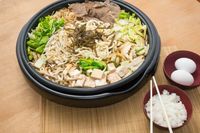 SUKIYAKI --- Hoje o Sukiyaki está super na moda e não é complicado de fazer. Veja a receita completa em nosso site.