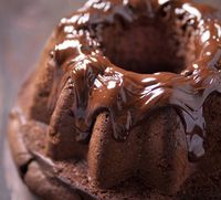Aprenda a fazer esse bolo de chocolate funcional e diga adeus à TPM!