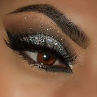 Directamente desde las pasarelas de última moda, te traemos algunos de estos estilos, y además cómo hacerlas sin que tengas que ponerte mucho maquillaje. Ahora si quieres realzar más tu belleza, hay maneras fáciles y económicas que puedes seguir, como estas tendencias que te mostraremos y además, sin que tengas que sacar mucho dinero de tu bolsa.